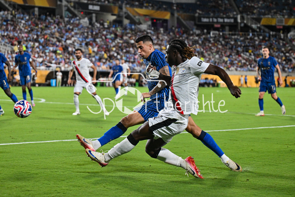 Manchester City - Al-Hilal SFC | Jeremy DOKU (Manchester City 11) setzt sich gegen Joao CANCELO (Al-Hilal 20) durch / Zweikampf / Duell / FIFA Club World Cup: Manchester City - Al-Hilal SFC, Camping World Stadium am 30.06.2025 / NOT FOR SALE IN USA