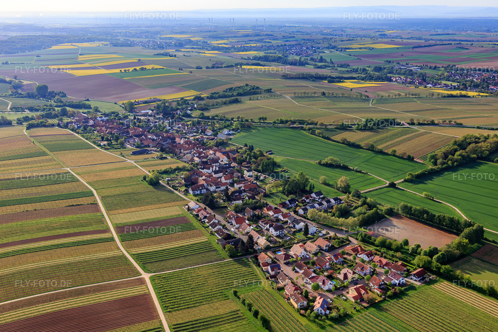 Luftbild: Dorfansicht aus Westen in Niederhorbach im Bundesland Rheinland-Pfalz in Deutschland. Foto: IMG_107042.jpg vom 27.04.2018 durch Werner Riehm/FLY-FOTO.de