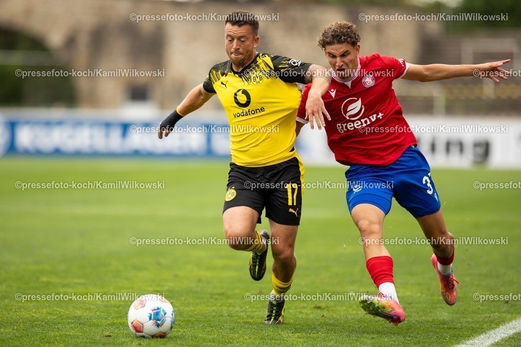 xkwi17082501012 | 17.08.2025, xkwix, Fußball, Regionalliga West, Borussia Dortmund U23 - Wuppertaler SV, Stadion Rote Erde: Patrick Göbel (Borussia Dortmund 2 #17) im Zweikampf gegen Amin Bouzraa (Wuppertaler SV #37)