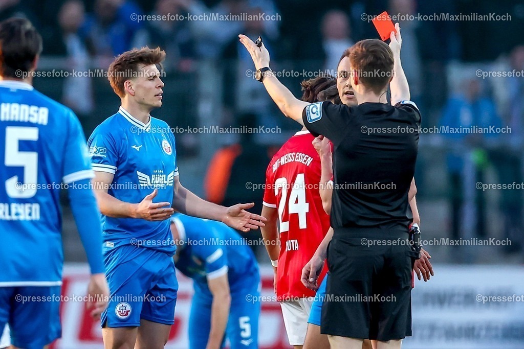 RWE06042501049 | 2025.04.06, Fußball, 3.Liga, Rot-Weiss Essen - FC Hansa Rostock, Stadion Hafenstraße, Saison 2024 2025: Rote Karte für Alexander Rossipal (FC Hansa Rostock #21) nach Foulspiel an Ramien Safi (RWE #11) DFB regulations prohibit any use of photographs as image sequences and or quasi-video.