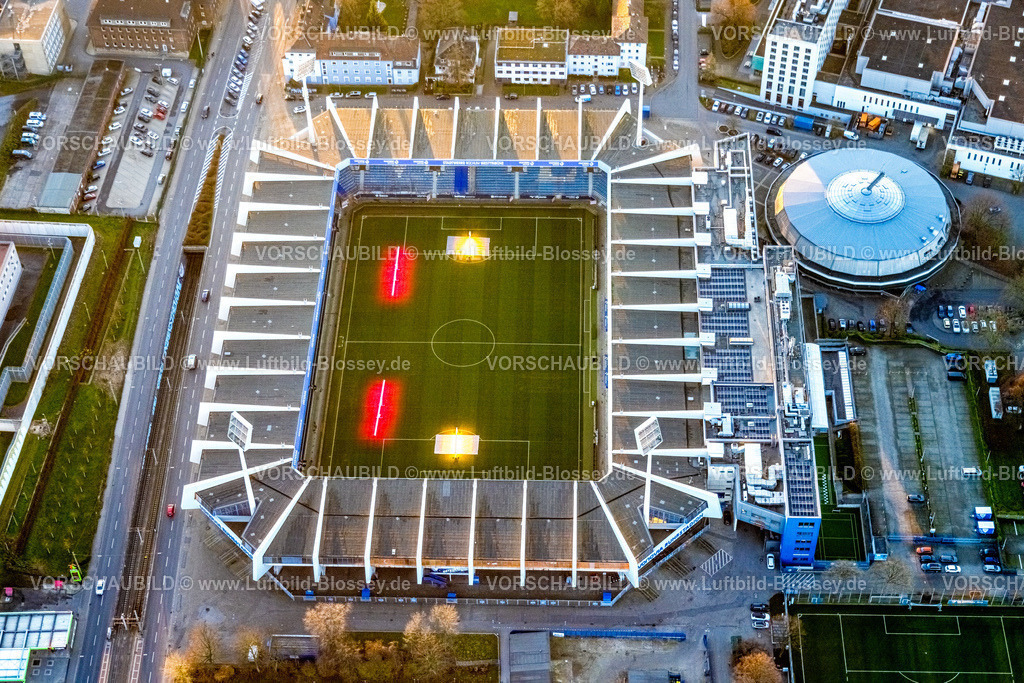 Bochum251205001 | Luftbild, Luftbild, Vonovia Ruhrstadion Fußballstadion und Bundesligastadion des VfL Bochum 1848, Rundsporthalle, farbige Beleuchtung auf dem Spielfeld, Grumme, Bochum, Ruhrgebiet, Nordrhein-Westfalen, Deutschland