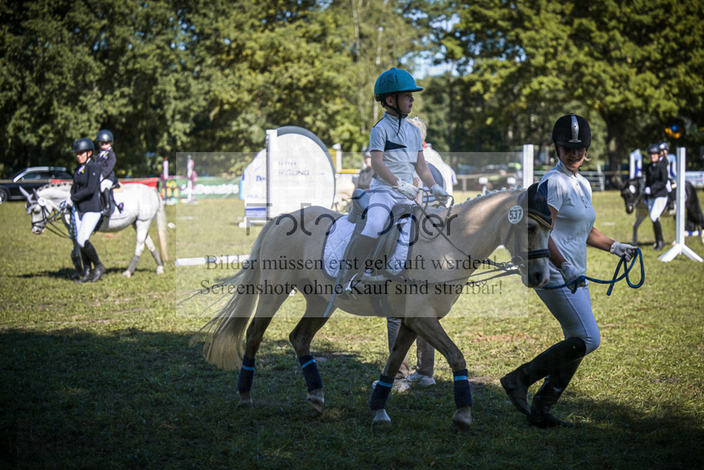 DOS_0229 | Entdecke hochwertige Reitturnierfotos von Foto Oger. Professionell, emotional und authentisch – jetzt Lieblingsmomente im Shop bestellen.Deutschlandweite Turnierfotografie. - Realisiert mit Pictrs.com