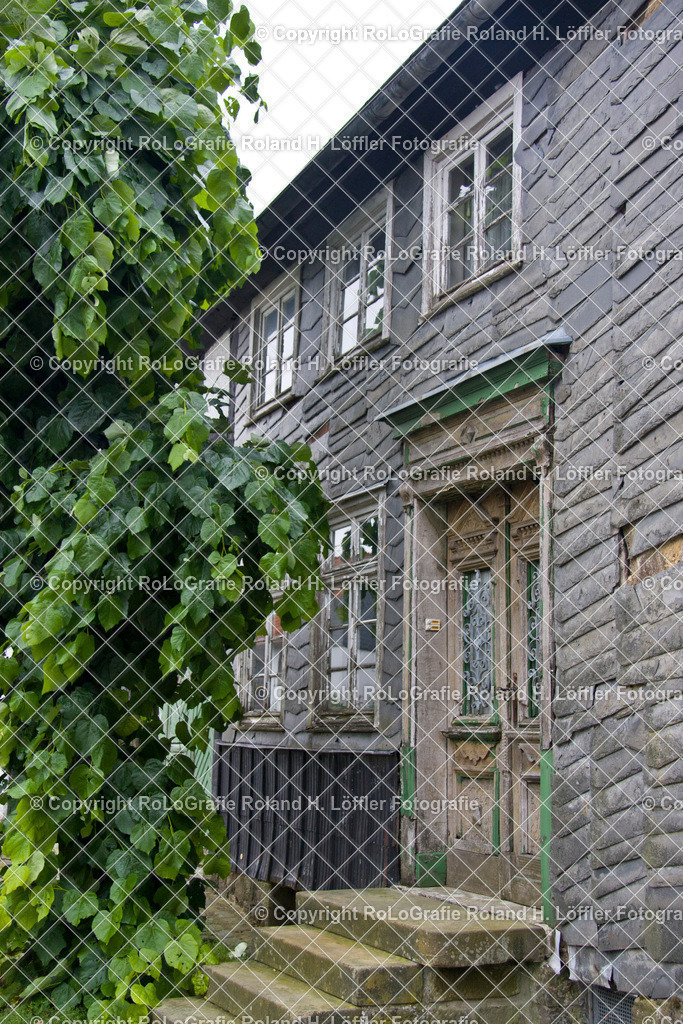 Altes-Haus-07-F | Altes Haus, Hauseingang mit Steintreppe - Realisiert mit Pictrs.com