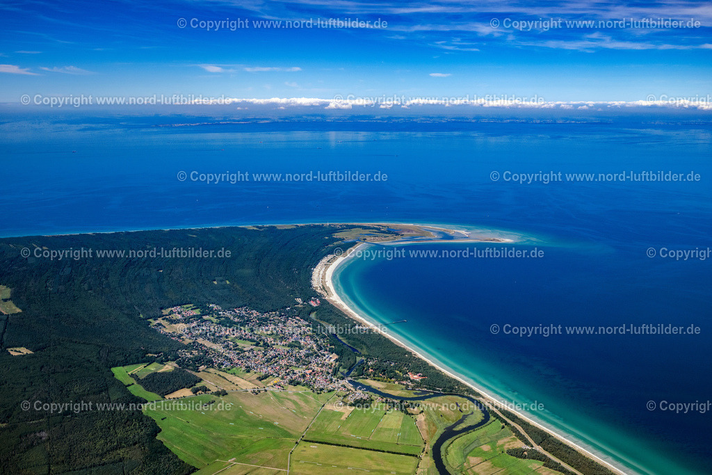 Prerow_Darss_ELS_8415100822 | PREROW 10.08.2022 Ortsansicht von Prerow an der Ostseeküste im Bundesland Mecklenburg-Vorpommern. Weiterführende Informationen bei: Ostseeklinik Prerow. // Townscape Prerow on the seacoast of Baltic Sea in the state Mecklenburg - Western Pomerania. Further information at: Ostseeklinik Prerow. Foto: Martin Elsen