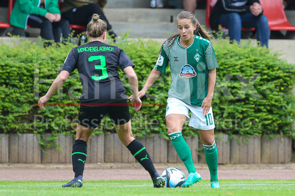 Fussball, Testspiel Frauen, Borussia Mönchengladbach - SV Werder Bremen | v.li.: Carolin Corres (Borussia Mönchengladbach, 3) und Tuana Mahmoud (geb. Keles, SV Werder Bremen, 10) im Zweikampf, Duell, Dynamik, Aktion, Action, Spielszene