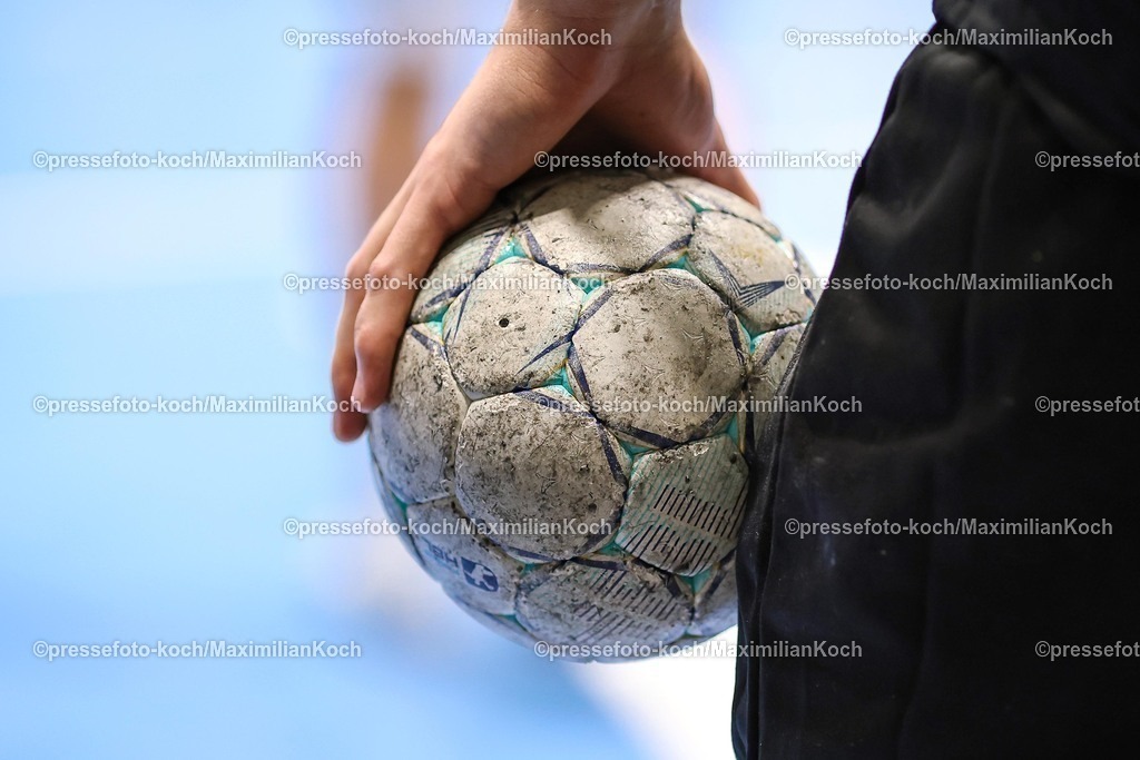 BHC13092501005 | 13.09.2025, Handball, HBL, Bergischer HC - TSV GWD Minden, Unihalle Wuppertal: Handballspieler mit Ball in der Hand  Nahaufnahme 