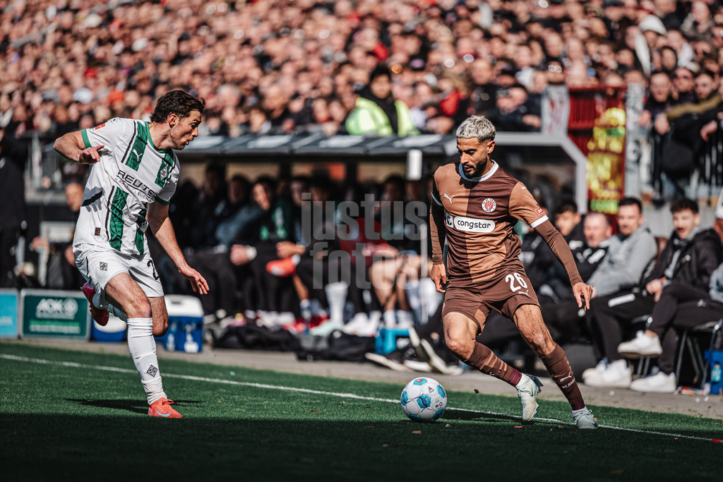 Fußball | Männer | Saison 2024/2025  | Fußball-Bundesliga | 28. Spieltag | FC St. Pauli vs. Borussia Mönchengladbach | 06.04.2025 | v.l. Joe Scally (#29, Borussia Mönchengladbach) und Elias Saad (#26, FC St. Pauli)
