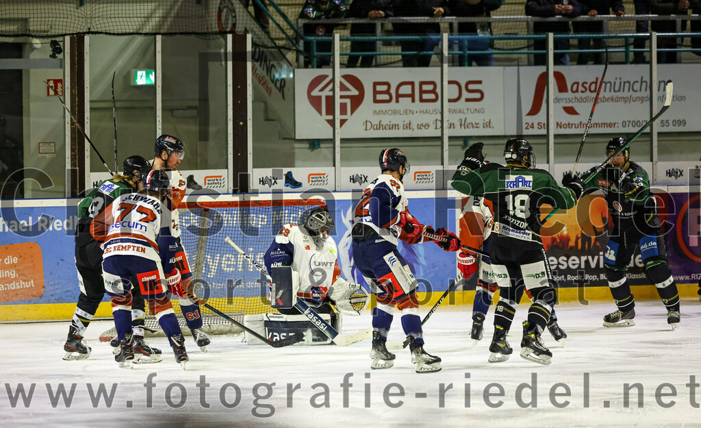 2023-03-07_021_TSV_Erding_gegen_ESC_Kempten | Erding, Deutschland, 07.03.2023:
Eishockey, Bayernliga Playoffs 2022 / 2023, Viertelfinale, TSV Erding gegen ESC Kempten, Endergebnis: 9:3

Michael Franz (Erding Gladiators, #13), Kodi Schwarz (ESC Kempten, #77), Torwart Danny Schubert (ESC Kempten, #29), Daniel Krzizok (Erding Gladiators, #18), Thomas Plihal (Erding Gladiators, #39)

Foto: Christian Riedel / fotografie-riedel.net