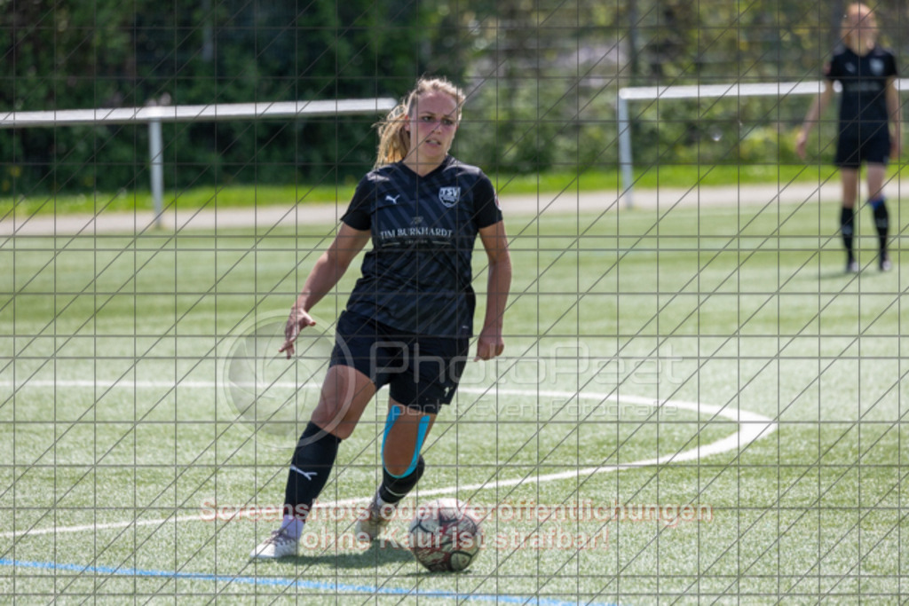 20250427_123313_0526 | #,1.Göppinger SV (weiß) vs. TSV Ruppertshofen (schwarz), Fußball, Frauen-Regionenliga 3 - Bezirk WfV, 21. Spieltag, Saison 2024/2025, Kunstrasenplatz Nord, Hohenstaufenstr. 116, 73033 Göppingen, 27.04.2025 - 11:00 Uhr,Foto: PhotoPeet-Sportfotografie/Peter Harich