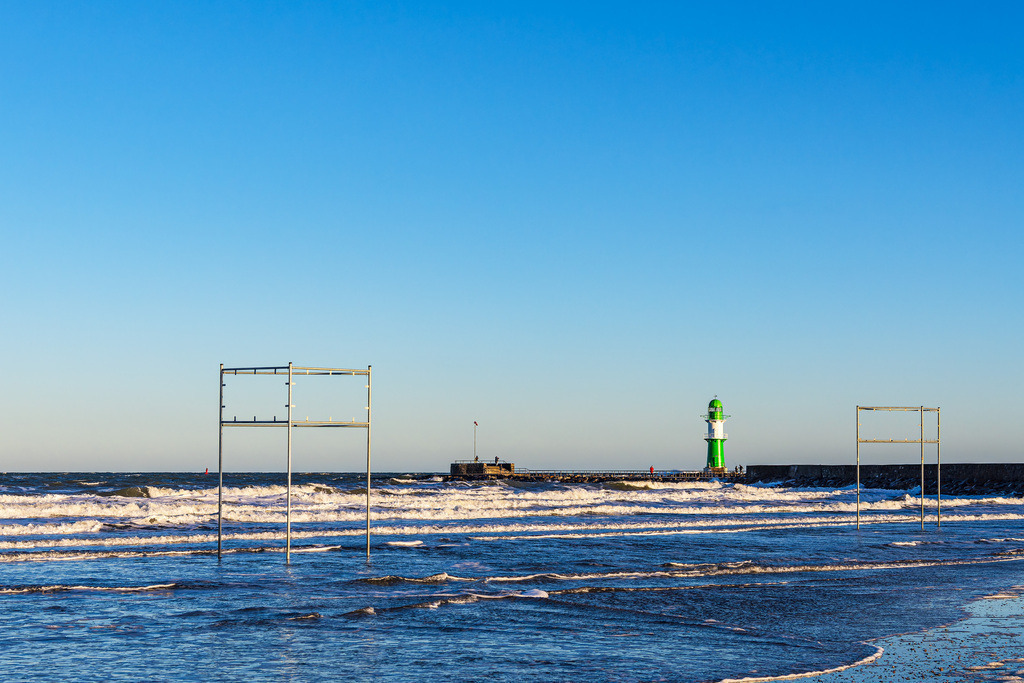 Wellen und Molenturm an der Küste der Ostsee in Warnemünde | Wellen und Molenturm an der Küste der Ostsee in Warnemünde.