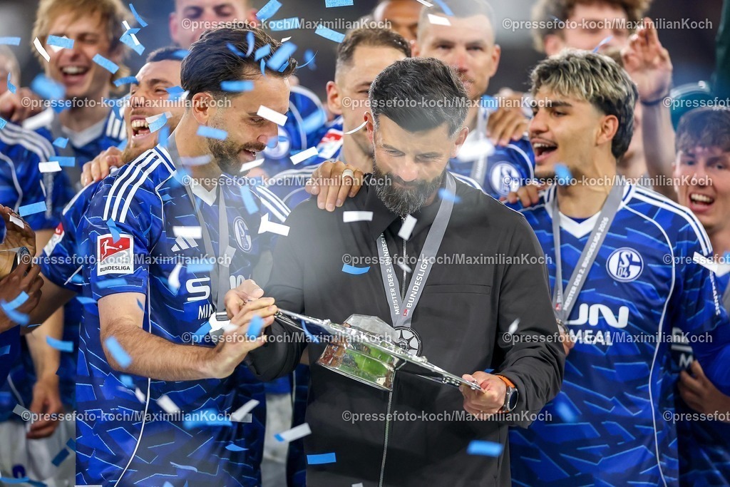 S0417052602050 | 17.05.2026, Fußball, FC Schalke 04 - Eintracht Braunschweig, 34. Spieltag, 2. Fußball Bundesliga, Veltins-Arena Gelsenkirchen, Saison 2025 2026: Schalke 04 ist Meister der 2. Bundesliga. Die Mannschaft gewinnt die Meisterschaft und steht jubelnd auf dem Spielfeld. Freude und Emotionen nach dem Sieg. Kenan Karaman&nbsp;&nbsp;(Schalke04 #19) übergibt die Meisterschale an Cheftrainer Miron Muslic (Schalke04)   DFB regulations prohibit any use of photographs as image sequences and or quasi-video.