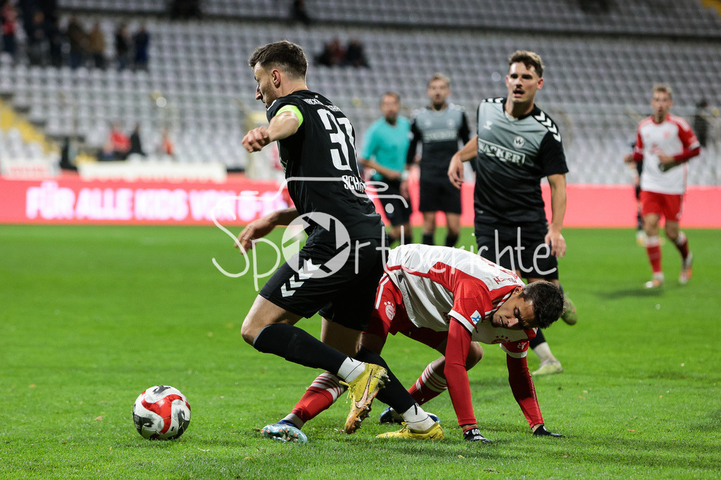 FC Bayern Amateure - SV Wacker Burghausen | Christoph SCHULZ (Wacker #31) im Duell mit Lucas Fernando COPADO SCHROBENHAUSER (FCB #9) / Zweikampf