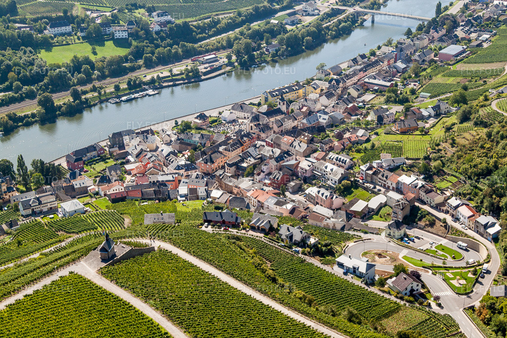 Vue aérienne: Les berges de la Moselle à Wormeldange à Wormeldingen dans le département Grevenmacher, Luxembourg. Photo: IMG_33684.jpg prise le 11/09/2010 par Werner Riehm/FLY-FOTO.eu – Résolution de l'original: 4752 x 3168 px