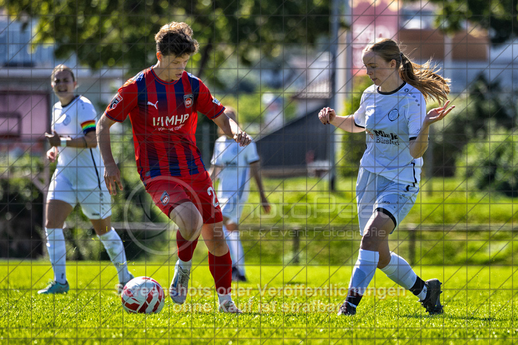 20260906_121442_0209-Bearbeitet_(c)_by_PhotoPeet | Mia Vetter (1.FC Heidenheim #23) und Celine Weingold (1.FC Donzdorf #16)1.FC Donzdorf (weiß) vs. 1.FC Heidenheim 1846 (rot), Fußball, Frauen-Verbandspokal Gruppe 2, 2. Runde, Saison 2026/2027, Rasenplatz Lautertal Stadion, Süßener Straße 16, 73072 Donzdorf, 06.09.2026 - 11:00 Uhr,Foto: PhotoPeet / Sport- &amp; Eventfotografie / Peter Harich