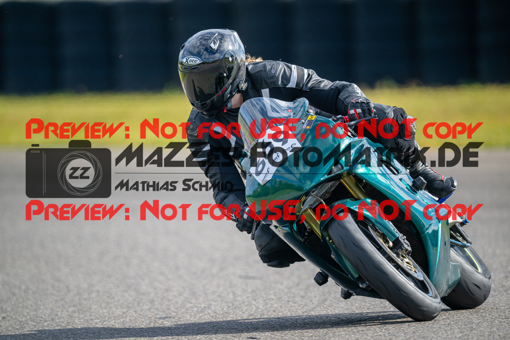 MaZZes-Fotomatrix-20260918-704884 | GELB