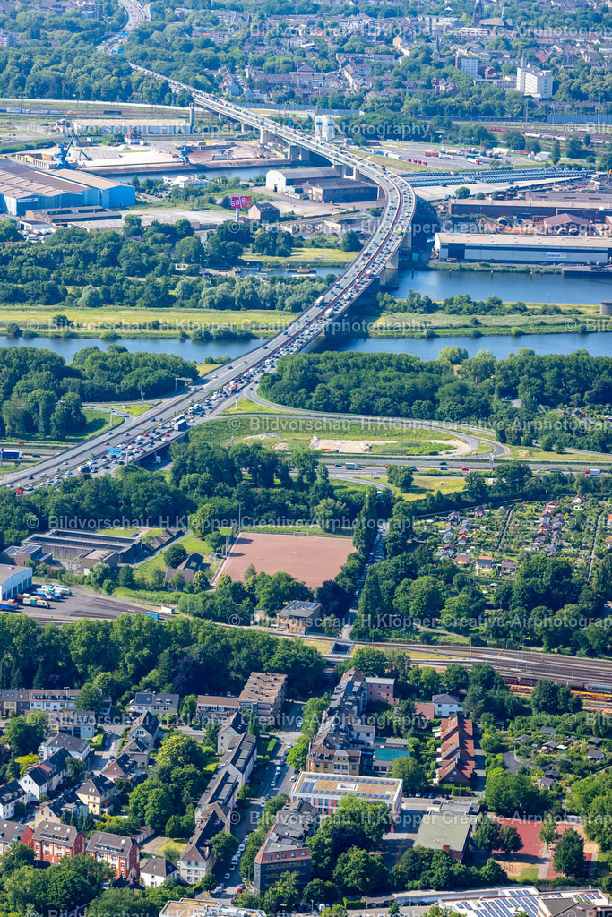 Luftbild Duisburg-4573 | Luftbild Streckenführung und Fahrspuren im Verlauf der Autobahn- Brücke der BAB A59 über den Rhein- Flußverlauf in Duisburg - Realisiert mit Pictrs.com