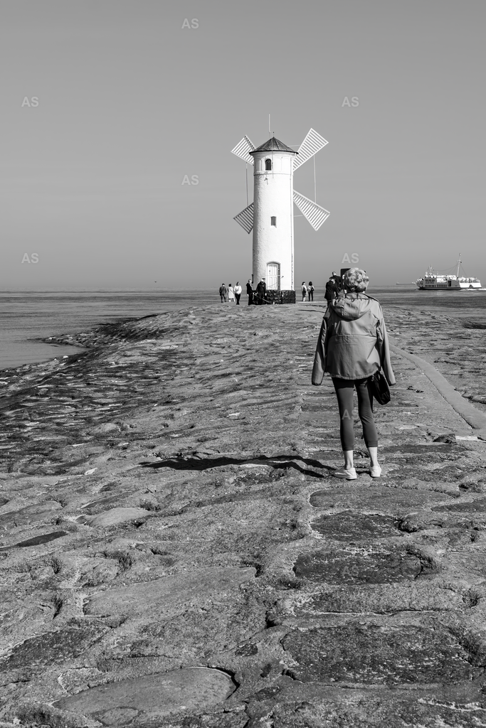 Guiding Light | A lone lighthouse standing quietly against wind and sea. - Realisiert mit Pictrs.com