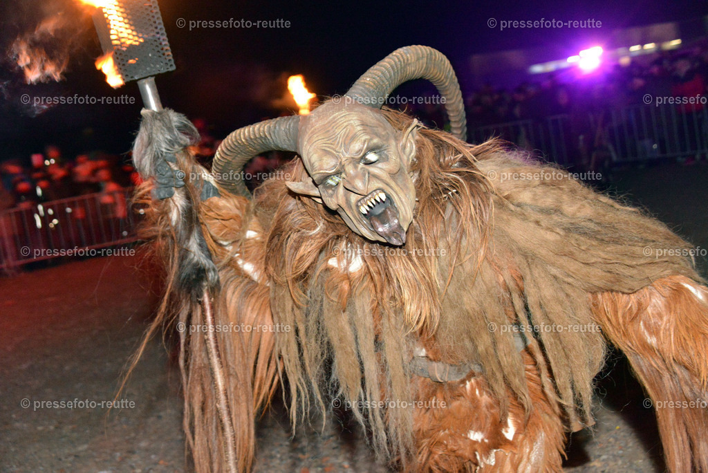 news-2022-Dez03-Krampusumzug-Reutte-WTV_5649 | Info aus dem Bezirk Reutte/Ausserfern Tirol sowie eine umfangreiche Bilddatenbank über die gesamte Region: Lechtal, Talkessel Reutte, Tannheimertal, Zwischentoren. Lech, Plansee, Zugspitze, Grenztunnel, B179, Fernpassstraße, Verkehr, Lawinen, Tradition, - Realisiert mit Pictrs.com