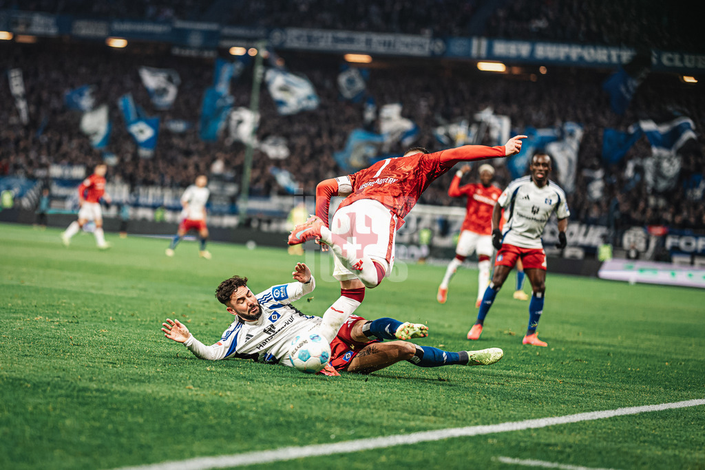 Fußball | Männer | Saison 2024/2025 | 2. Fußball-Bundesliga | 23. Spieltag | Hamburger SV vs. 1. FC Kaiserslautern | 21.02.2025 | v.l. Marco Richter (#20, HSV) gegen Marlon Ritter (#7, 1. FC Kaiserslautern)