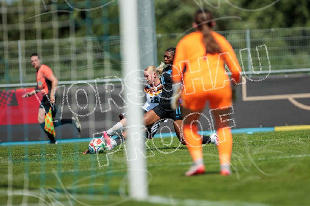 Testspiel U16-Juniorinnen: Deutschland – England | Die Bildergalerie dokumentiert das Länderspiel der deutschen U16-Juniorinnen gegen die Auswahl Englands. Die Fotografien zeigen Spielaktionen, Zweikämpfe, Torchancen, Mannschaftsszenen sowie weitere Impressionen der Begegnung. Die Aufnahmen entstanden im Rahmen des Testspiels beider Nachwuchsnationalmannschaften in der Kümpel + Hellmeister Arena in Hamm am 20. Juni 2026 und halten die sportlichen und emotionalen Momente des Spiels fest. - Realisiert mit Pictrs.com