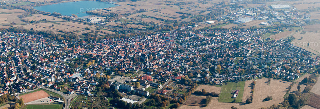 Luftbild: Panorama - Perspektive Ortsansicht der Straßen und Häuser der Wohngebiete in Hagenbach im Bundesland Rheinland-Pfalz in Deutschland. Foto: IMG_35370-Bearbeitet.jpg vom 31.10.2010 durch Werner Riehm/FLY-FOTO.deAuflösung des Originals: 9521 x 3266 px