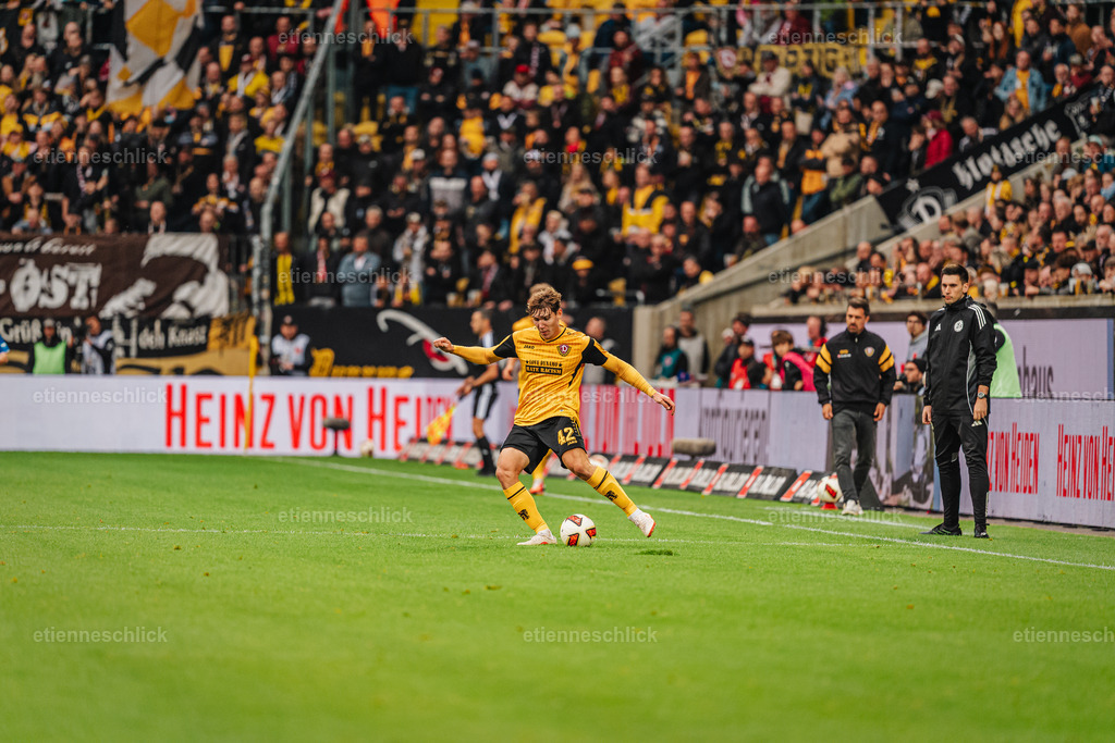 Dresdner SC - Allianz MTV Stuttgart, DEKRA 1. Bundesliga Frauen, Volleyball | Im Bild: Am Ball Friedrich Müller (42, SG Dynamo Dresden)18.10.2026, SG Dynamo Dresden - 1. FC Magdeburg, 2. BUNDESLIGA - 8. SPIELTAG, Fußball, Deutschland, Dresden, Rudolf-Harbig-Stadion