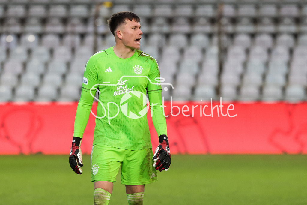 FC Bayern Amateure - TSV Buchbach | kommt zu seinem Einsatz nach der roten Karte fuer Tom Ritzy HUELSMANN (FCB #1) / Manuel KAINZ (FCB #23) / Freisteller / Einzelfoto