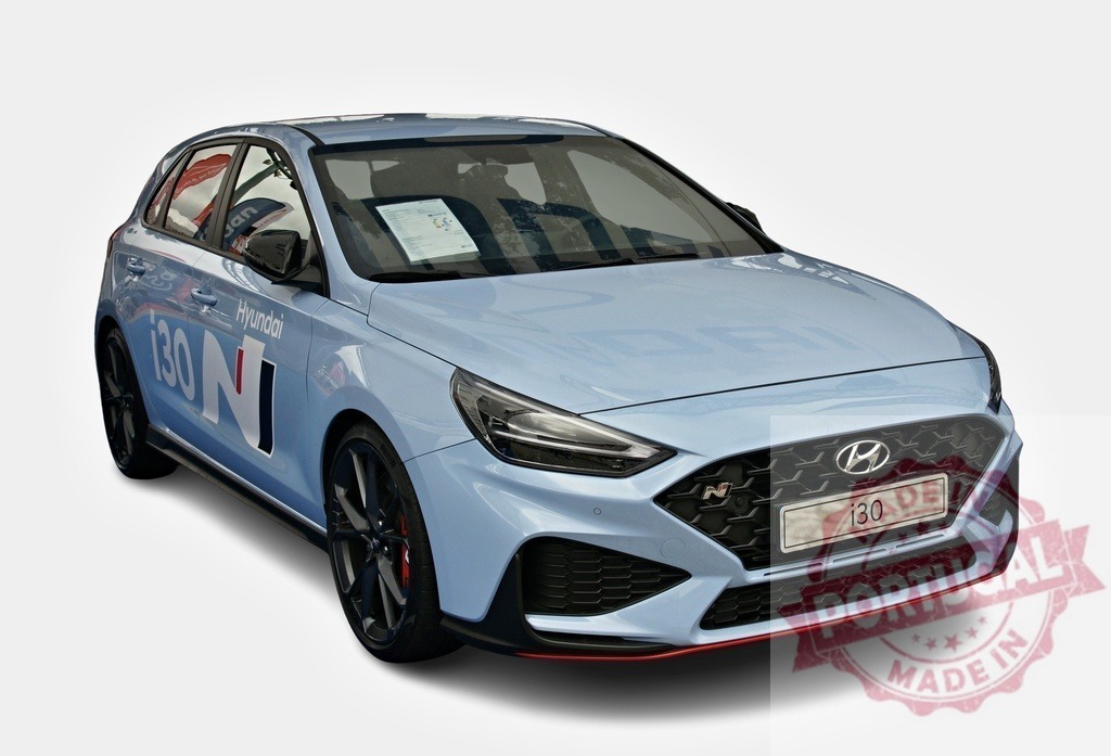 Hyundai i30 N Line showcasing its sporty design and features | Light blue Hyundai i30 N Line parked, highlighting its dynamic lines and performance-inspired enhancements - Realisiert mit Pictrs.com