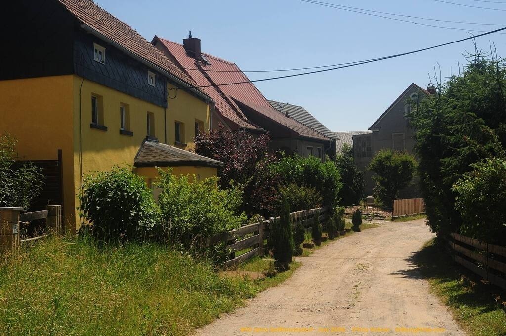 Geißmannsdorf-2026-Ortsbilder-509 | Geißmannsdorf bei Bischofswerda im Sommer 2026. Ein fotografischer Streifzug durch das Dorf Geißmannsdorf, mit Gebäuden, Straßen, Strohpuppen und geschmückten Vorgärten und Grundstücken anlässlich der 800-Jahr-Feier von Geißmannsdorf im Juni 2026 - Realisiert mit Pictrs.com
