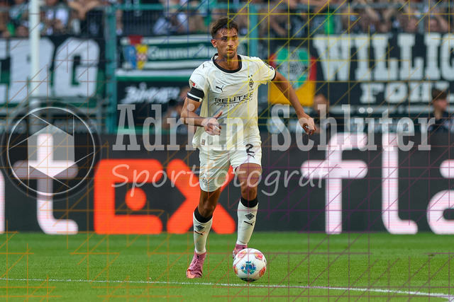 Borussia Mönchengladbach vs Hamburger SV - Bundesliga  | Mönchengladbach, Deutschland, 24.08.25:   Fabio Chiarodia (Borussia Mönchengladbach) in Aktion am Ball, Einzelaktion waehrend des Spiels der Bundesliga zwischen Borussia Mönchengladbach vs Hamburger SV im Stadion im Borussia Park(Foto von Brauer-Fotoagentur / Adrian Schlueter)