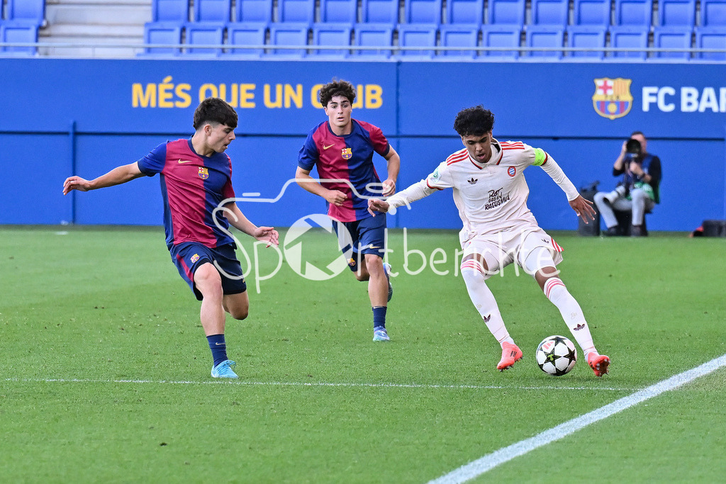 FC Barcelona U19 - FC Bayern München U19 | im Duell Jan VIRGILI (FC Barcelona U19 #7) und Adam AZNOU (FCB #3) / Zweikampf / UEFA Youth League: FC Barcelona U19 - FC Bayern München U19, Estadi Johan Cruyff am am 23.10.2024