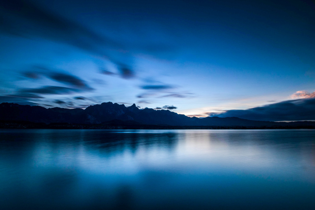Blue Hour | Blaue Stunde am Thunersee. Langzeitaufnahme mit Stockhornkette. 
-----------------------------------------------
Things quieten down at  Lake Thun
Long exposure at Blue Hour with the Stockhorn mountain range. 
-----------------------------------------------
Dieser Druck ist in einer limitierten Auflage von 5 Exemplaren erhältlich. 
This print is available in a limited edition of 5 copies. 
http://art.hess.photography/14-blue-hour.html - Realisiert mit Pictrs.com