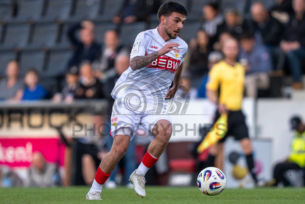 VfB Stuttgart II vs. SSV Ulm 1846 Fussball, Fussball, 3. Liga, 32. Spieltag, 08.04.2026 | Samuele Di Benedetto (VfB Stuttgart II, #08) am Ball,VfB Stuttgart II vs. SSV Ulm 1846 Fussball, Fussball, 3. Liga, 32. Spieltag, 08.04.2026DFB regulations prohibit any use of photographs as image sequences and/or quasi-video