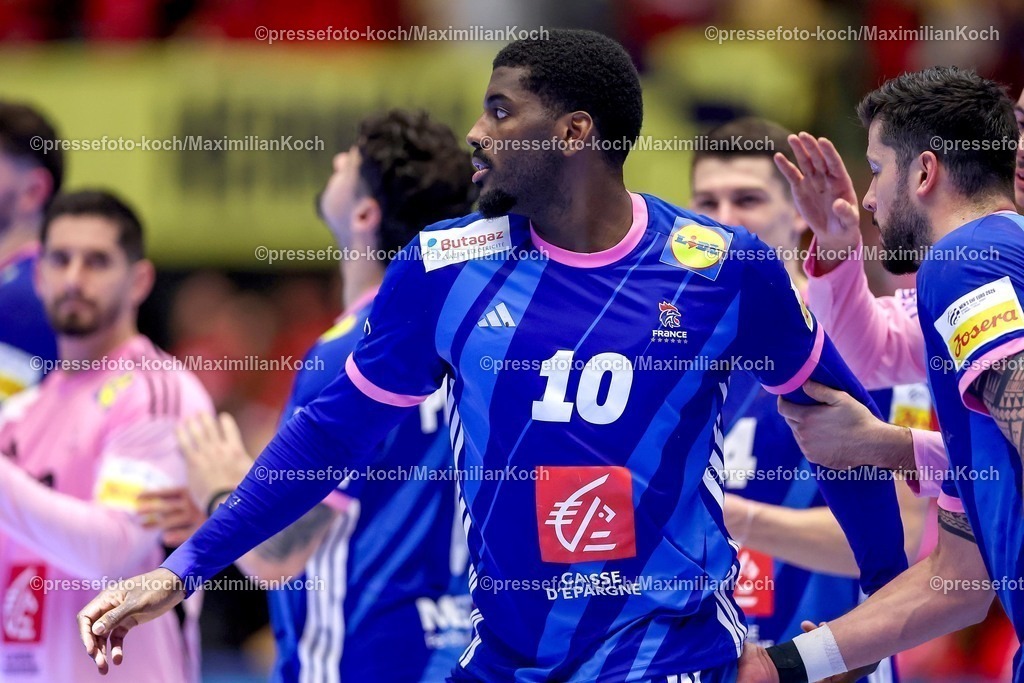 EHF24012601130 | 24.01.2026, Handball, Men's EHF EURO 2026, Frankreich - Portugal, Jyske Bank Boxen in Herning, Dänemark, Main Round: Abschlussjubel nach dem Sieg der Franzosen gegen Portugal. Player of the match POTM  Dika Mem (France #10)