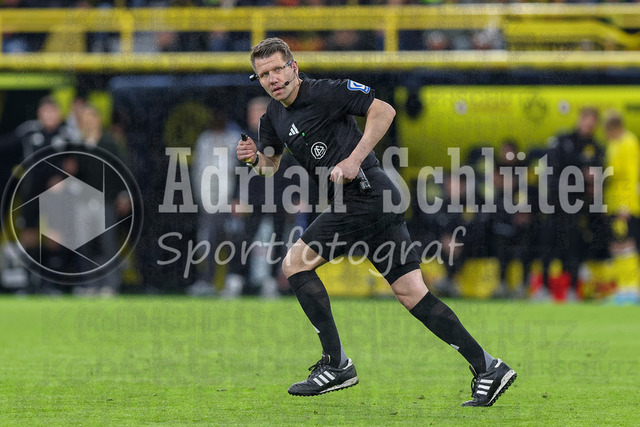 08.05.2026, GER, Fussball, Herren, 1. BL, Saison 2025/2026, Borussia Dortmund - Eintracht Frankfurt | Schiedsrichter Patrick Ittrich schaut