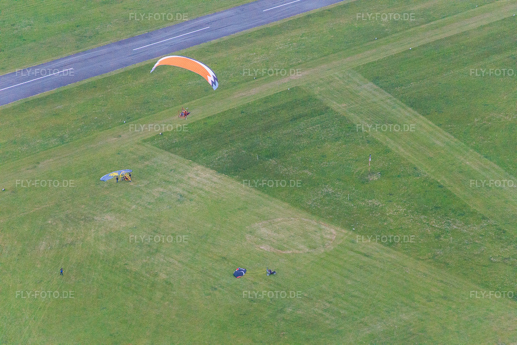 Luftbild: Flugplatz Höxter-Holzminden (EDVI) auf dem Rauschenberg im Ortsteil Albaxen in Höxter im Bundesland Nordrhein-Westfalen in Deutschland. Foto: IMG_079647.jpg vom 24.05.2015 durch Werner Riehm/FLY-FOTO.de
