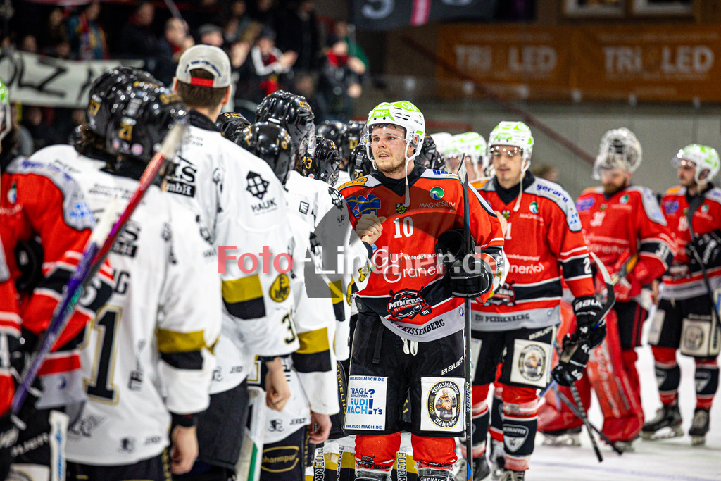 TSV Peißenberg MINERS gegen EHC Königsbrunn PINGUINE | Eishockey Bayernliga Herren Playoffs Viertelfinale 2024/25 - Spiel 6 von 7, TSV Peißenberg MINERS gegen EHC Königsbrunn PINGUINE, 20250221,Handshake,2025-02-21 in Peißenberg (Eisstadion Peißenberg)Florian HÖFLER (MINERS 10)Copyright: WolfgangxLindner foto-lindner.de
