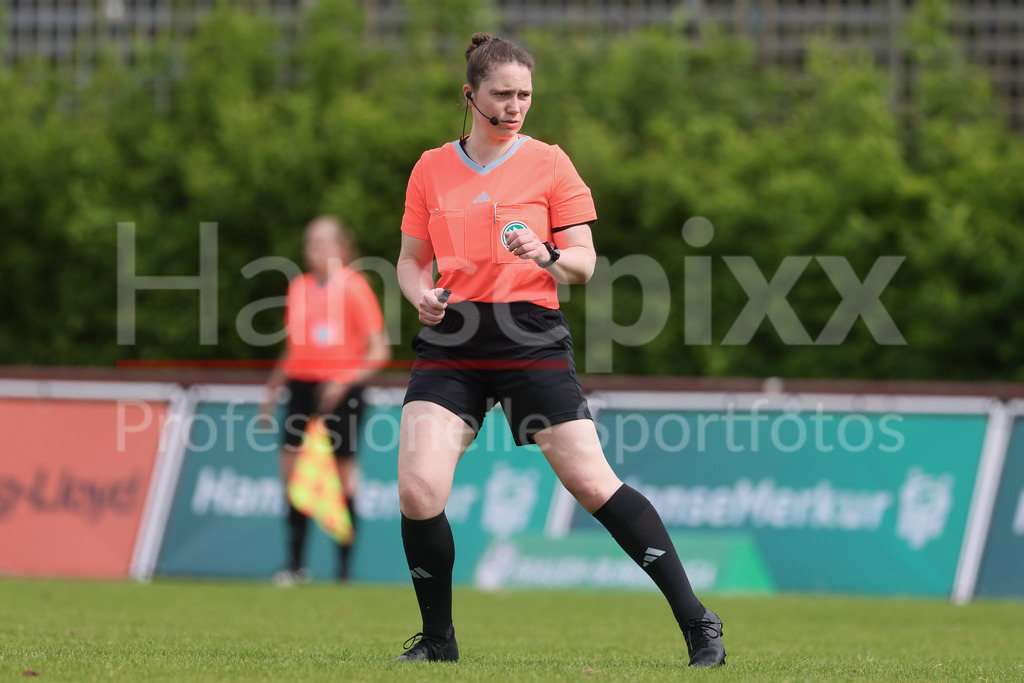 Fussball, 2. Frauen-Bundesliga, Hamburger SV - 1. FFC Turbine Potsdam | v.li.: Schiedsrichterin Levke Scholz,, DIE DFB-RICHTLINIEN UNTERSAGEN JEGLICHE NUTZUNG VON FOTOS ALS SEQUENZBILDER UND/ODER VIDEOÄHNLICHE FOTOSTRECKEN. DFB REGULATIONS PROHIBIT ANY USE OF PHOTOGRAPHS AS IMAGE SEQUENCES AND/OR QUASI-VIDEO.