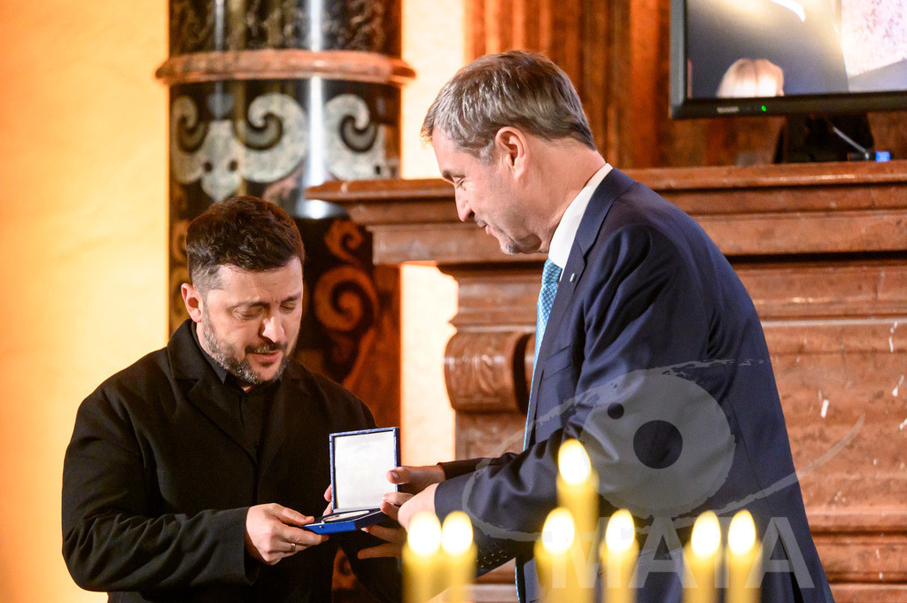 _DWI5419 | Politiker Wolodymyr Selenskyj, Präsident der Ukraine und Bayerns Ministerpräsident Markus Söder (CSU) in der Münchner Residenz bei der Verleihung des Ewald-von-Kleist-Preises. Der diesjährige Ewald-von-Kleist-Preis wird am Rande der Münchner Sicherheitskonferenz 2026 an das ukrainische Volk vergeben. München, 14.02.2026 Bayern Deutschland - Realisiert mit Pictrs.com