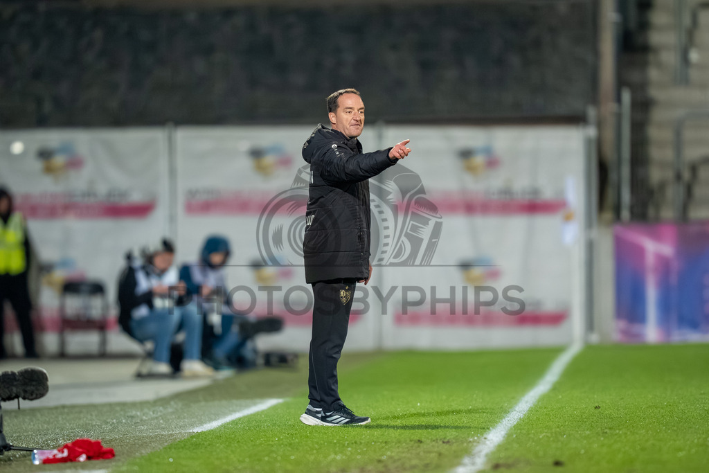 VfB Stuttgart II vs. FC Energie Cottbus, Fussball, 3.Liga, 27. Spieltag, Saison 2025/2026, 03.03.2026 | Nico Willig (Trainer VfB Stuttgart II),VfB Stuttgart II vs. FC Energie Cottbus, Fussball, 3.Liga, 27. Spieltag, Saison 2025/2026, 03.03.2026Foto: photosbyphips/Philip Ziegler