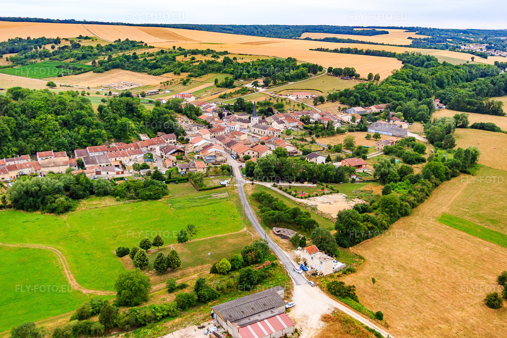 Vue aérienne: Vue de la ville depuis l'est à Neuville-lès-Vaucouleurs dans le département Meuse, France – .Photo: IMG_083593.jpg prise le 13/07/2015 par Werner Riehm/FLY-FOTO.eu – Résolution de l'original: 5337 x 3558 px