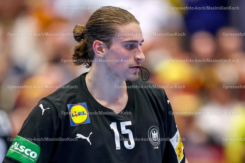 EHF19012602204 | 19.01.2026, Handball, Men's EHF EURO 2026, Deutschland - Spanien, Jyske Bank Boxen in Herning, Dänemark, Preliminary Round:  Juri Knorr (Germany #15) mit Zopfgummi im Mund Zopf Frisur Haare