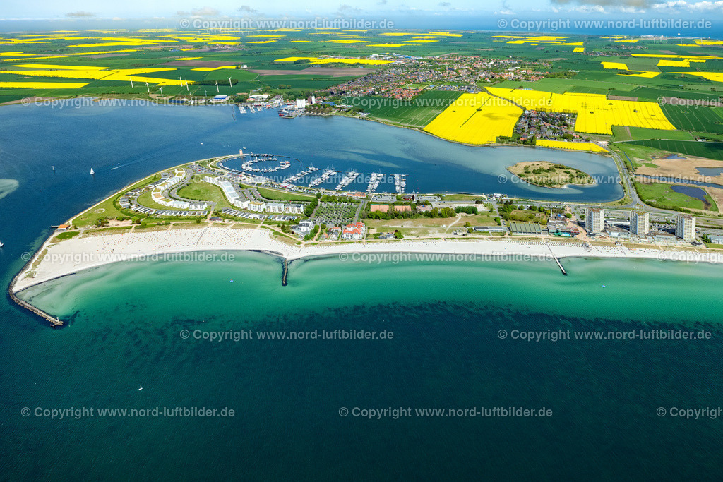 Fehmarn_Südstrand_ELS_4734150522 | FEHMARN 15.05.2022 Ortsansicht an der Meeres-Küste der Ostsee in Burg auf Fehmarn Südstrand im Bundesland Schleswig-Holstein. // Townscape on the seacoast of Baltic Sea in Burg auf Fehmarn in the state Schleswig-Holstein. Foto: Martin Elsen