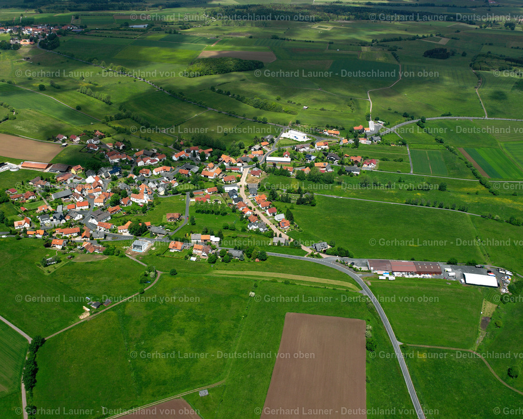 2615314 | REINHARDS 09.06.2006 Landwirtschaftliche Nutzflächen und Feldgrenzen  umsäumen das Siedlungsgebiet des Dorfes in Reinhards im Bundesland Hessen, Deutschland // Agricultural land and field boundaries surround the settlement area of the village  in Reinhards in the state Hesse, Germany Foto: Gerhard Launer
