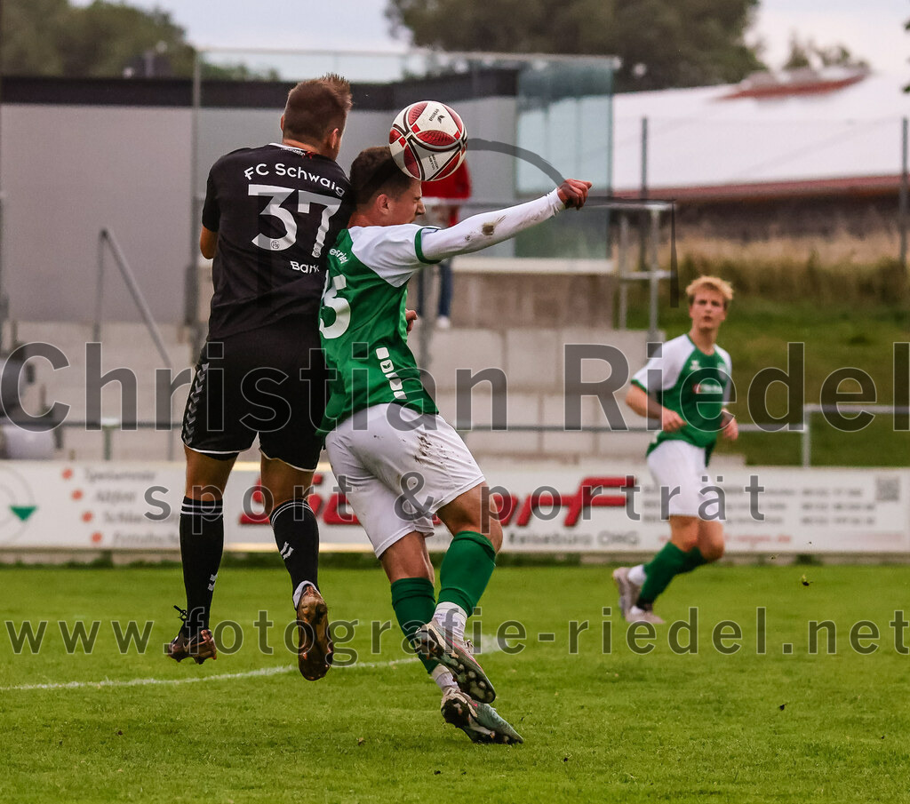 2023-08-09_090_FC_Schwaig_gegen_TuS_Geretsried | Deutschland, 09.08.2023:
Fußball, Landesliga Südost 2023 / 2024, 5. Spieltag, FC Schwaig gegen TuS Geretsried, Endergebnis: 4:1

Tobias Bartl (FC Schwaig, #37), Isni Redjepi (TuS Geretsried, #15)

Foto: Christian Riedel / fotografie-riedel.net