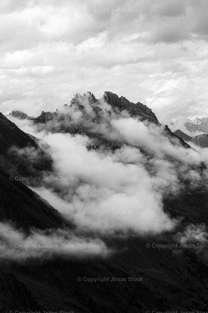 Cloudy Mountains | Clouds covering parts of the mountain in the Stubai Alps.  - Realisiert mit Pictrs.com