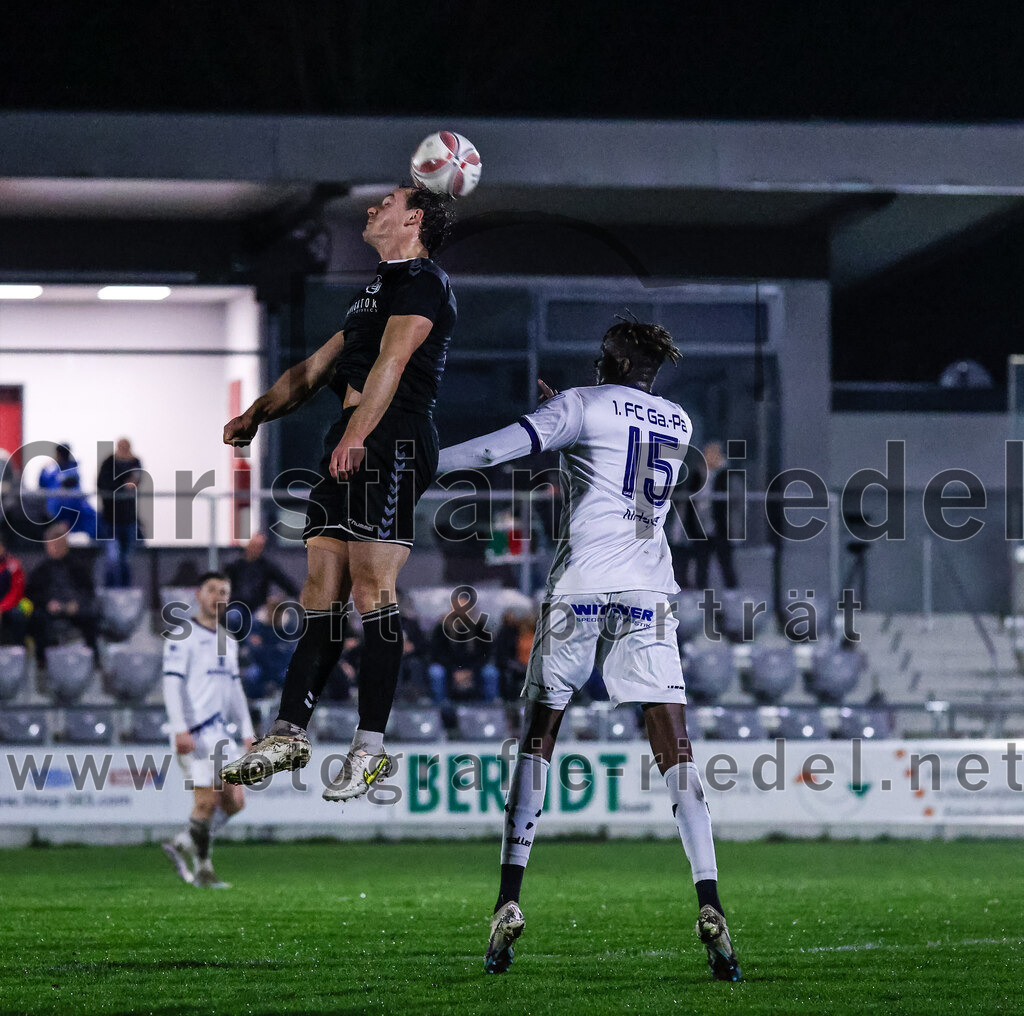 2024-03-15_088_FC_Schwaig_gegen_1_FC_Garmisch-Partenkirchen | Oberding, Deutschland, 15.03.2024:
Fußball, Landesliga Südost 2023 / 2024, 25. Spieltag, FC Schwaig gegen 1. FC Garmisch-Partenkirchen, Endergebnis: 4:0

Markus Straßer (FC Schwaig, #11), Mouhamadou Ndiaye (1. FC Garmisch-Partenkirchen, #15)

Foto: Christian Riedel / fotografie-riedel.net