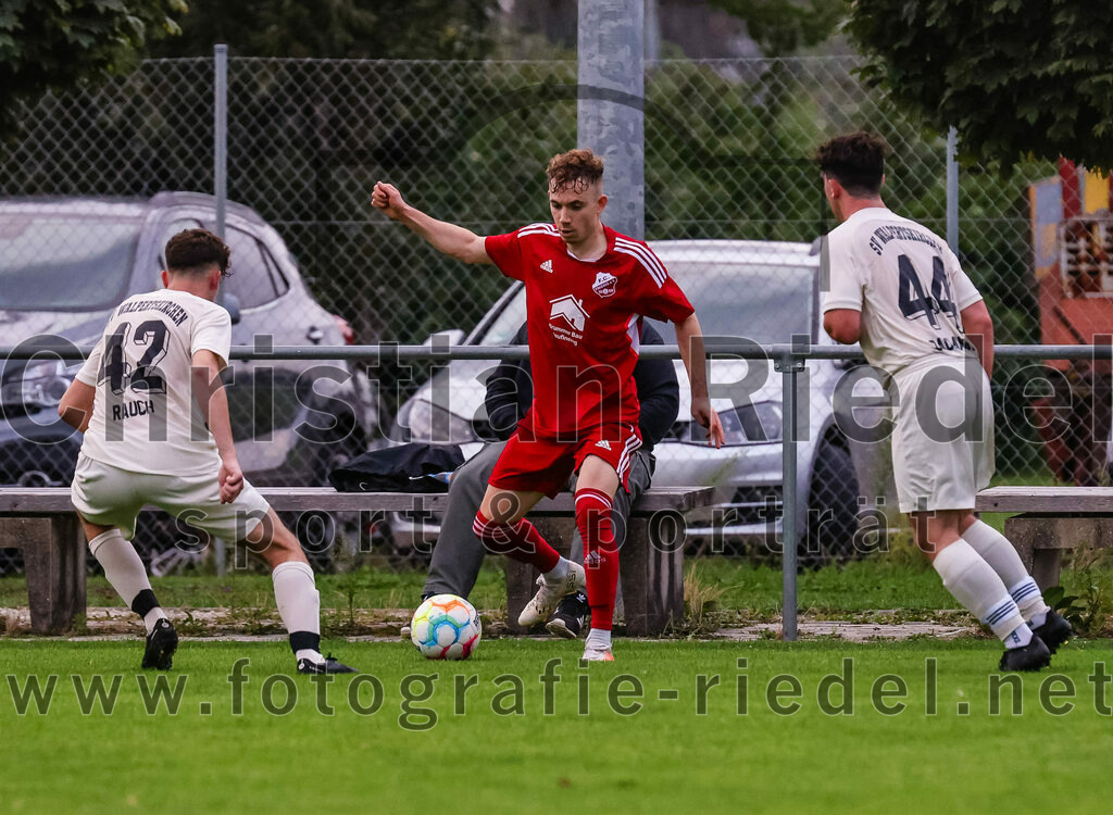 2023-08-04_071_SV_Walpertskirchen_gegen_FC_Finsing | Walpertskirchen, Deutschland, 04.08.2023:
Fußball, Kreisliga 2023 / 2024, 2. Spieltag, SV Walpertskirchen gegen FC Finsing, Endergebnis: 3:3

Tobias Rauch (SV Walpertskirchen, #42), Florian Hölzl (FC Finsing, #10), Noah Baumann (SV Walpertskirchen, #44)

Foto: Christian Riedel / fotografie-riedel.net