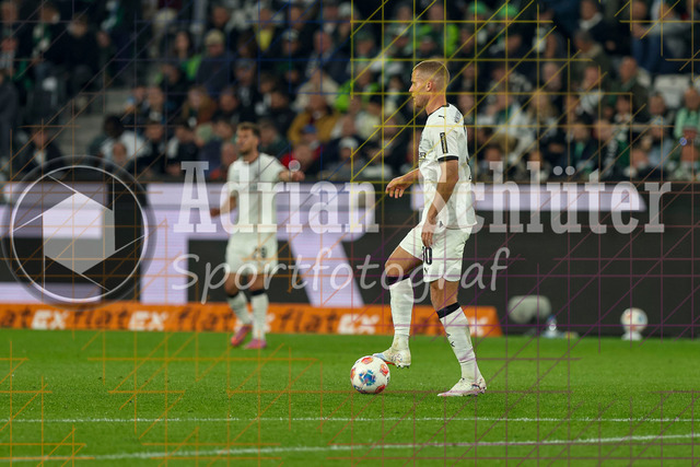 Borussia Mönchengladbach vs Eintracht Frankfurt - Bundesliga  | Mönchengladbach, Deutschland, 27.09.25:   Nico Elvedi (Borussia Mönchengladbach) in Aktion am Ball, Einzelaktion waehrend des Spiels der Bundesliga zwischen Borussia Mönchengladbach vs Eintracht Frankfurt im Stadion im Borussia Park(Foto von Brauer-Fotoagentur / Adrian Schlueter)