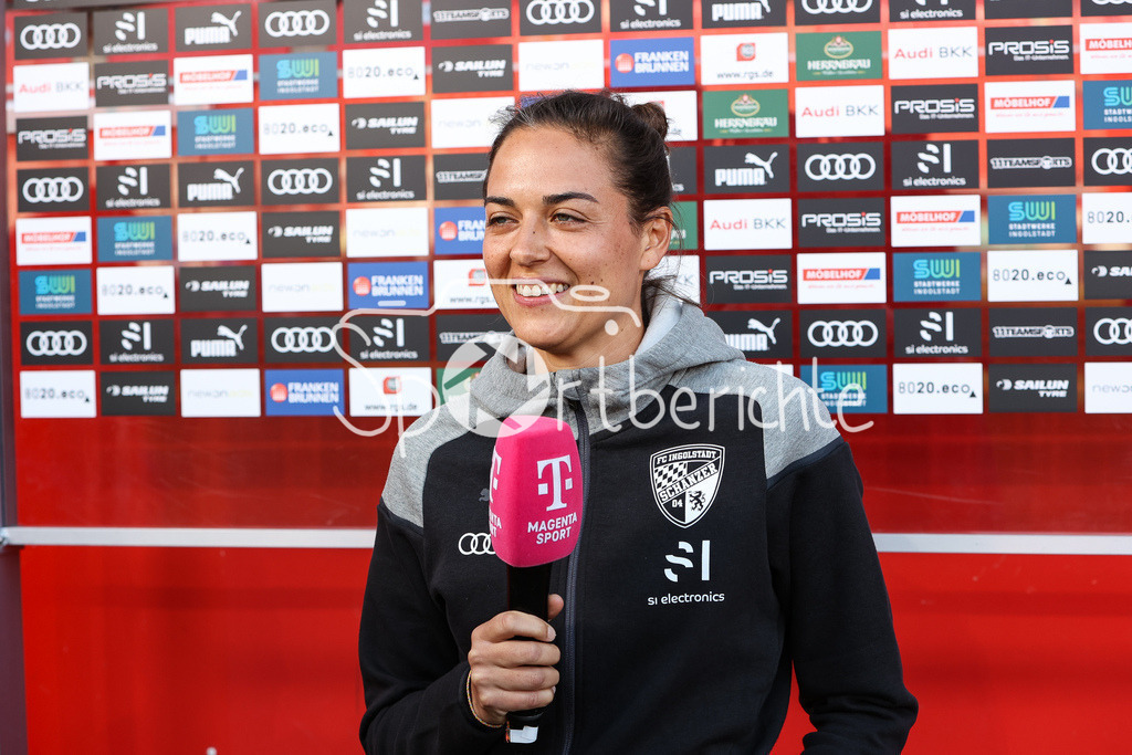 FC Ingolstadt - SV Waldhof Mannheim | gibt vor der Partie ein Interview bei MagentaSport FC Ingolstadt Trainerin Sabrina WITTMANN / Freisteller / Einzelfoto